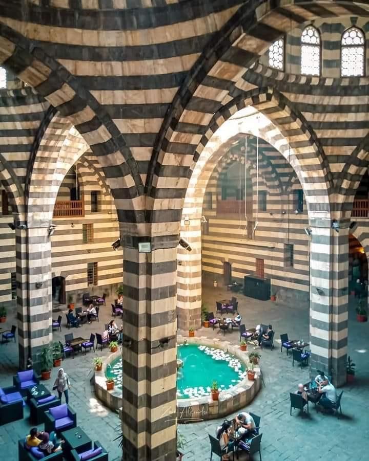 خان أسعد باشا: عبق التاريخ وفخامة العمارة في قلب دمشق القديمة