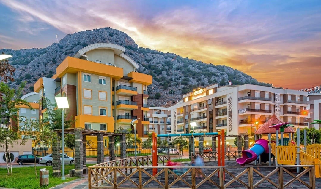 Antalya Konyaaltı'nda havuzlu ve teraslı site içerisinde günlük kiralık daireler