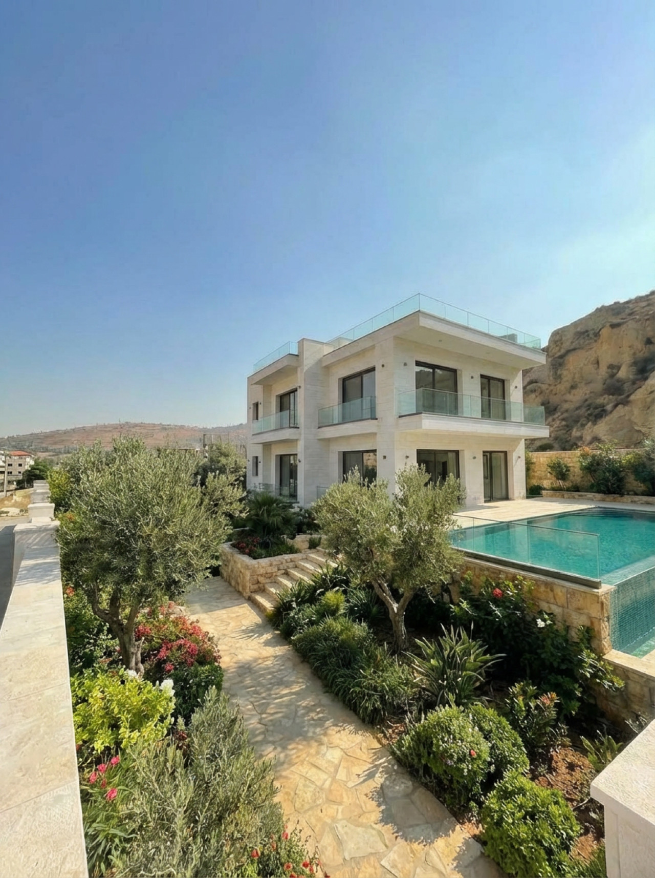 موقع استثنائي وتصميم فاخر  فيلا للبيع في مجمع الشيخ زايد بالديماس بالجزيرة С